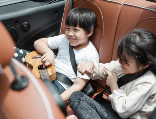 2 enfants jouent en voiture